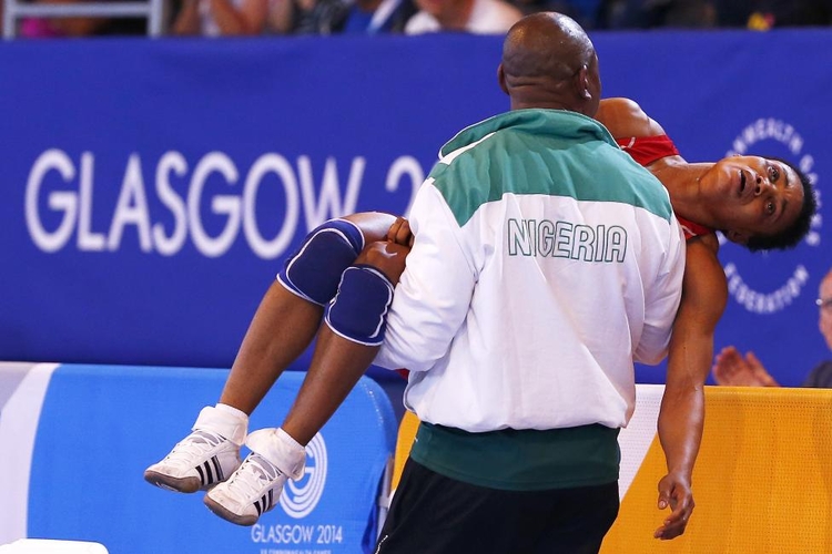 fot. Andrew Winning / Reuters / 31 lipca 2014  Glasgow, Wielka Brytania  Ifeoma Nwoye z Nigerii wynoszona przez swojego trenera po przegranej walce w damskich zapasach w kategorii do 55 kilogramów (w trakcie Commonwealth Games).